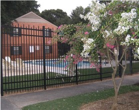 Roswell Court Condos in Atlanta, GA - Foto de edificio - Building Photo