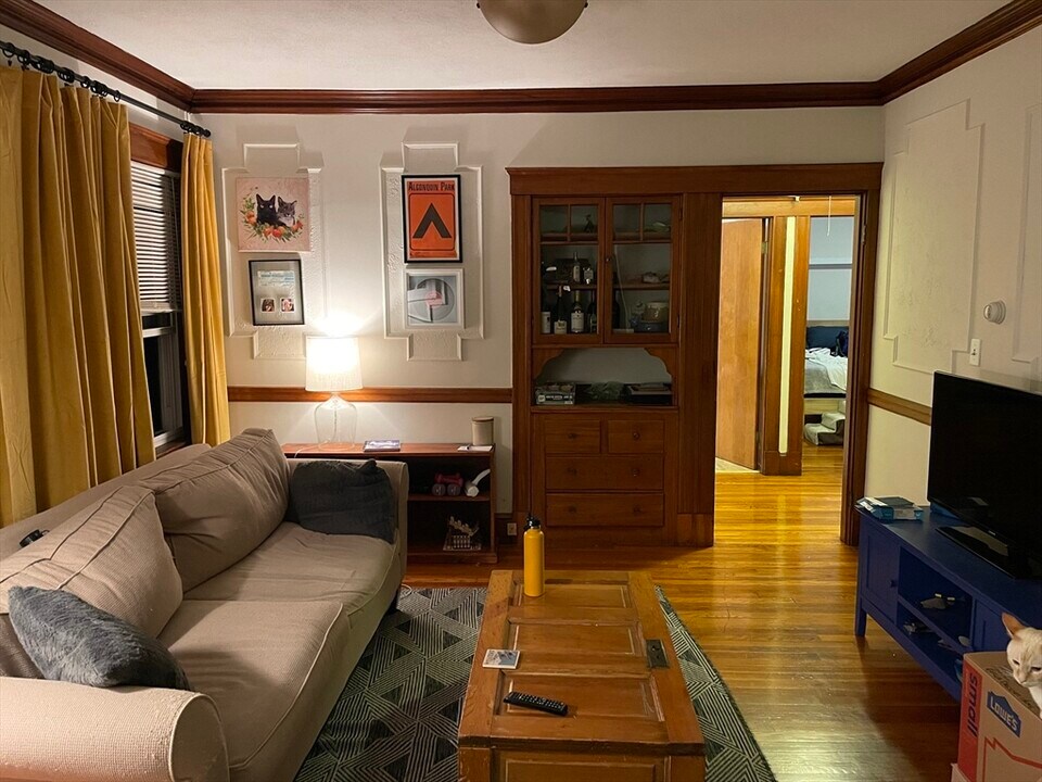 16 Russell Rd in Newton, MA - Foto de edificio