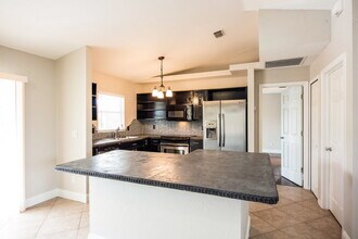 811 SW 14th Pl in Cape Coral, FL - Foto de edificio - Building Photo