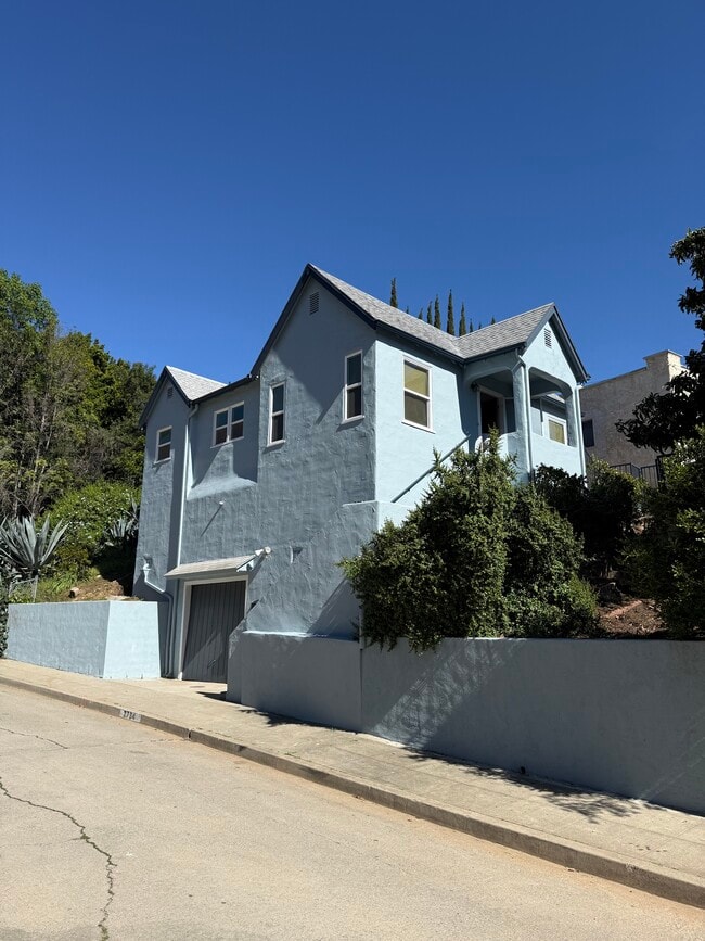 2734 Lytelle Pl in Los Angeles, CA - Building Photo - Building Photo