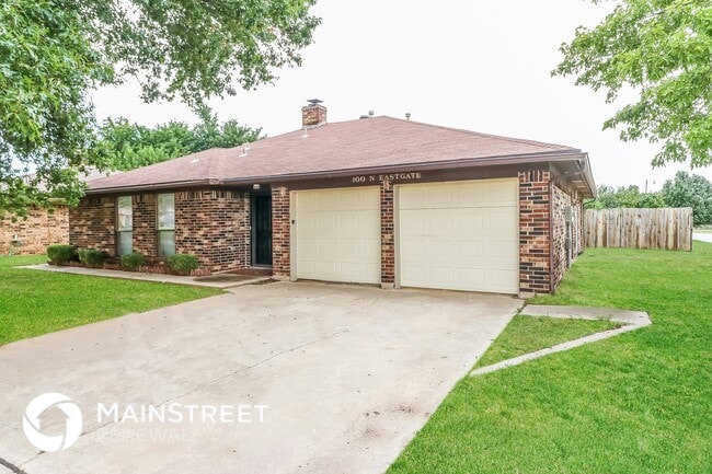 100 N Eastgate Dr in Yukon, OK - Building Photo - Building Photo