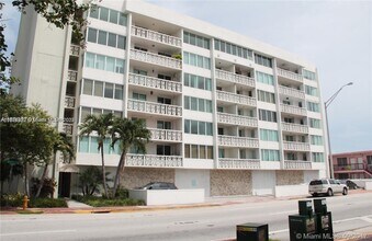 8233 Harding Ave, Unit 404 in Miami, FL - Foto de edificio - Building Photo