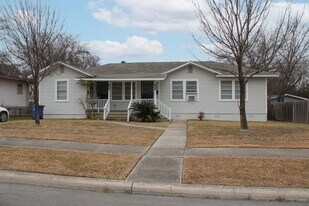 2825 W Woodlawn Ave in San Antonio, TX - Building Photo