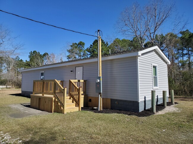 184 Dixon Rd in Holly Ridge, NC - Foto de edificio - Building Photo