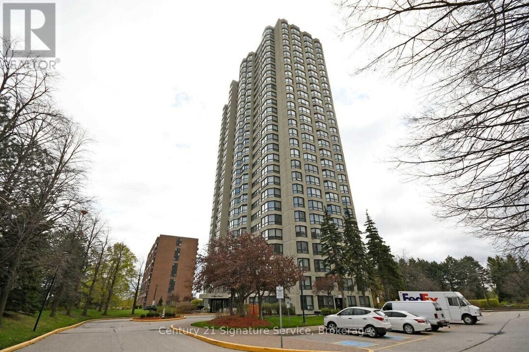 8-2408 Lisa St. in Brampton, ON - Building Photo