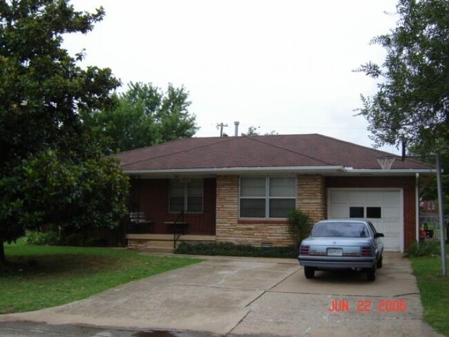 10821 Sunnymeade Pl in The Village, OK - Foto de edificio - Building Photo