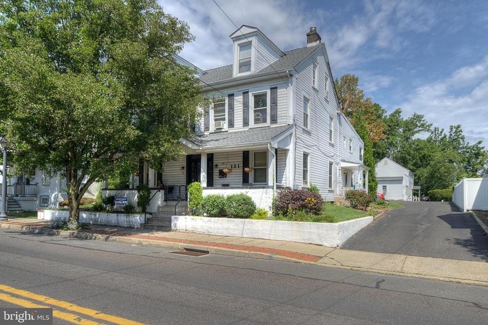 121 E Maple Ave in Langhorne, PA - Building Photo