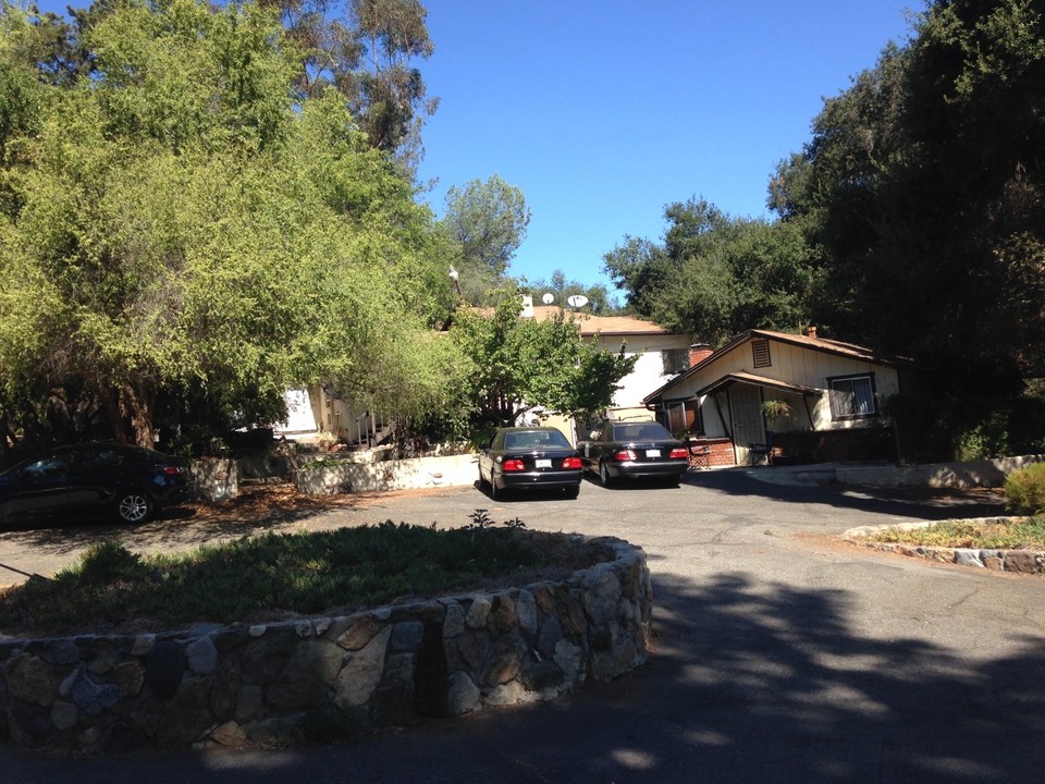 1721-1729 Carriage Ln in Fallbrook, CA - Foto de edificio