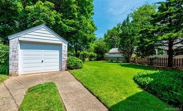 147 Nugent St in New Hyde Park, NY - Building Photo - Building Photo