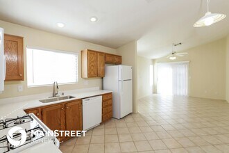 7441 Tumbling St in Las Vegas, NV - Foto de edificio - Building Photo