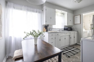 19229 Pierce Dr in Strongsville, OH - Foto de edificio - Building Photo