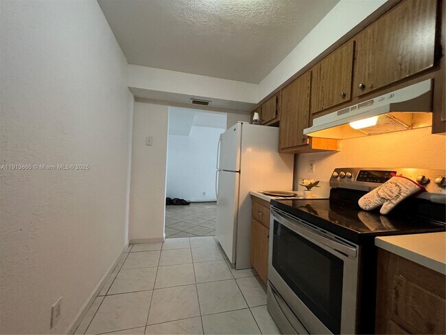 3720 N Pine Island Rd in Sunrise, FL - Building Photo - Building Photo