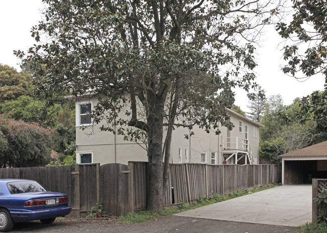 610 Circle Dr in East Palo Alto, CA - Foto de edificio - Building Photo