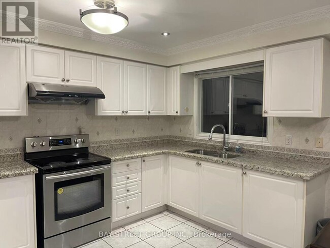 75 Anita Dr in Markham, ON - Building Photo - Building Photo