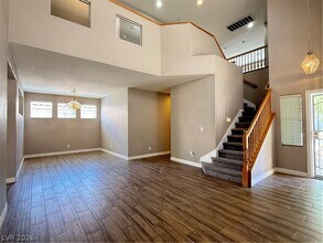 9536 Sunshade Ct in Las Vegas, NV - Foto de edificio - Building Photo