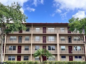 13455 SW 9th Ct in Pembroke Pines, FL - Building Photo
