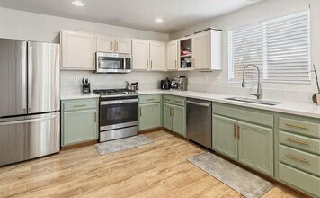 40305 Reata Rd in Palmdale, CA - Building Photo - Building Photo