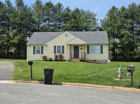 501 Bent Oak Ct in Lynchburg, VA - Building Photo