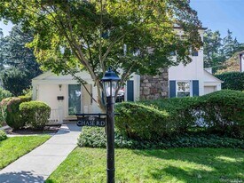 109 Chase Rd in Manhasset, NY - Building Photo