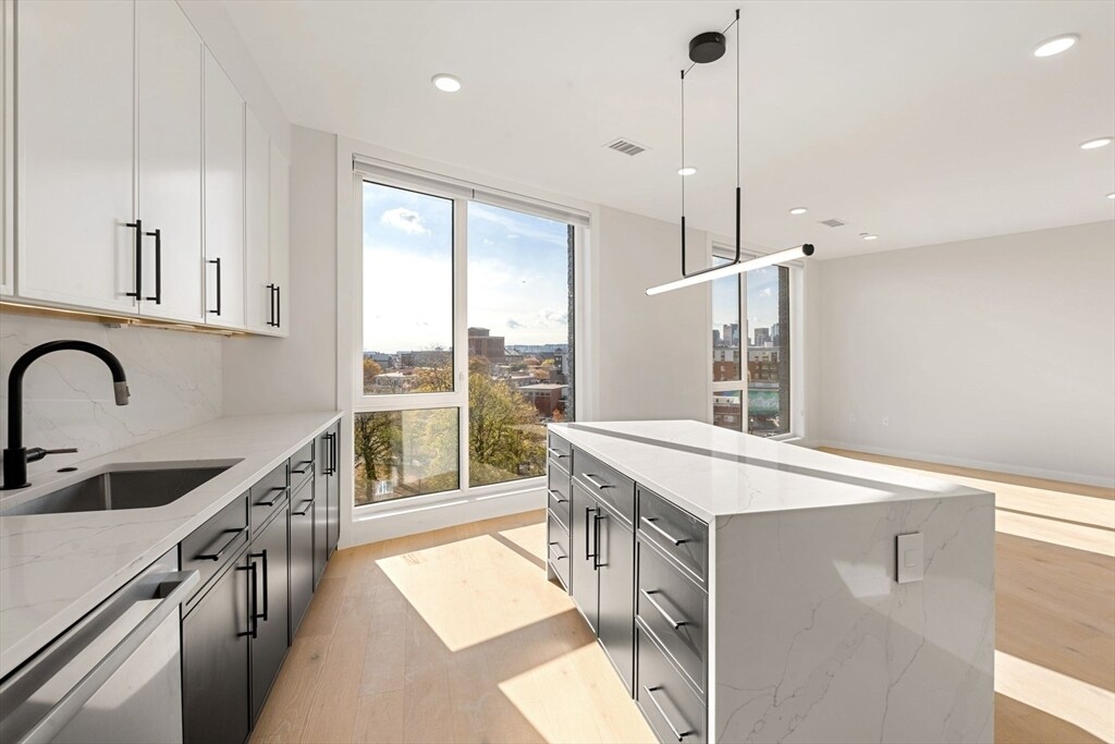 215 Border St in Boston, MA - Building Photo