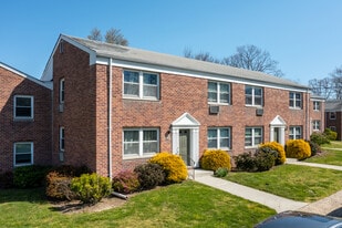 Daycroft Apartments/Hamilton Gardens in Stamford, CT - Building Photo