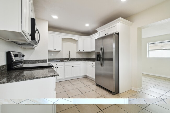 3320 W Kathleen St, Unit A in Tampa, FL - Foto de edificio - Building Photo