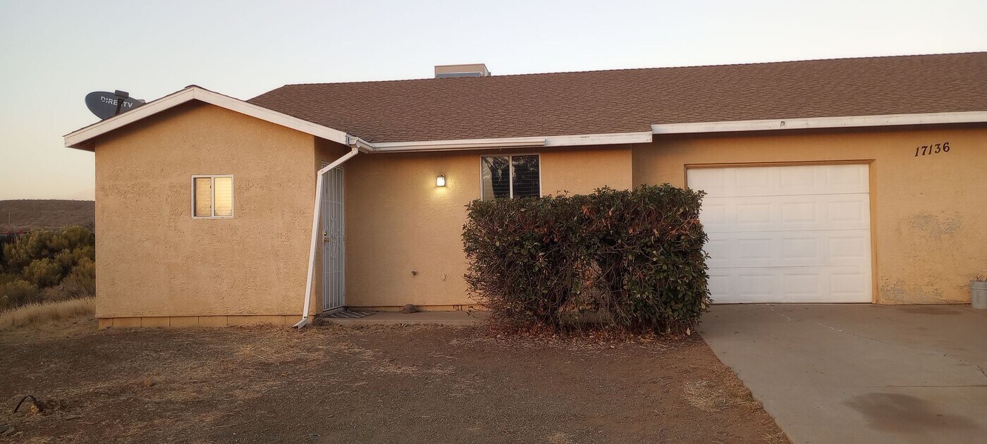 17136 E Roadrunner Rd in Mayer, AZ - Building Photo