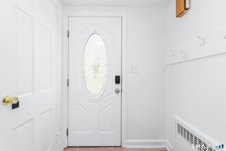 783 Quaker Ln S in West Hartford, CT - Building Photo - Building Photo