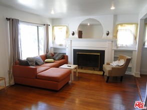 222 N Manhattan Pl in Los Angeles, CA - Foto de edificio - Building Photo