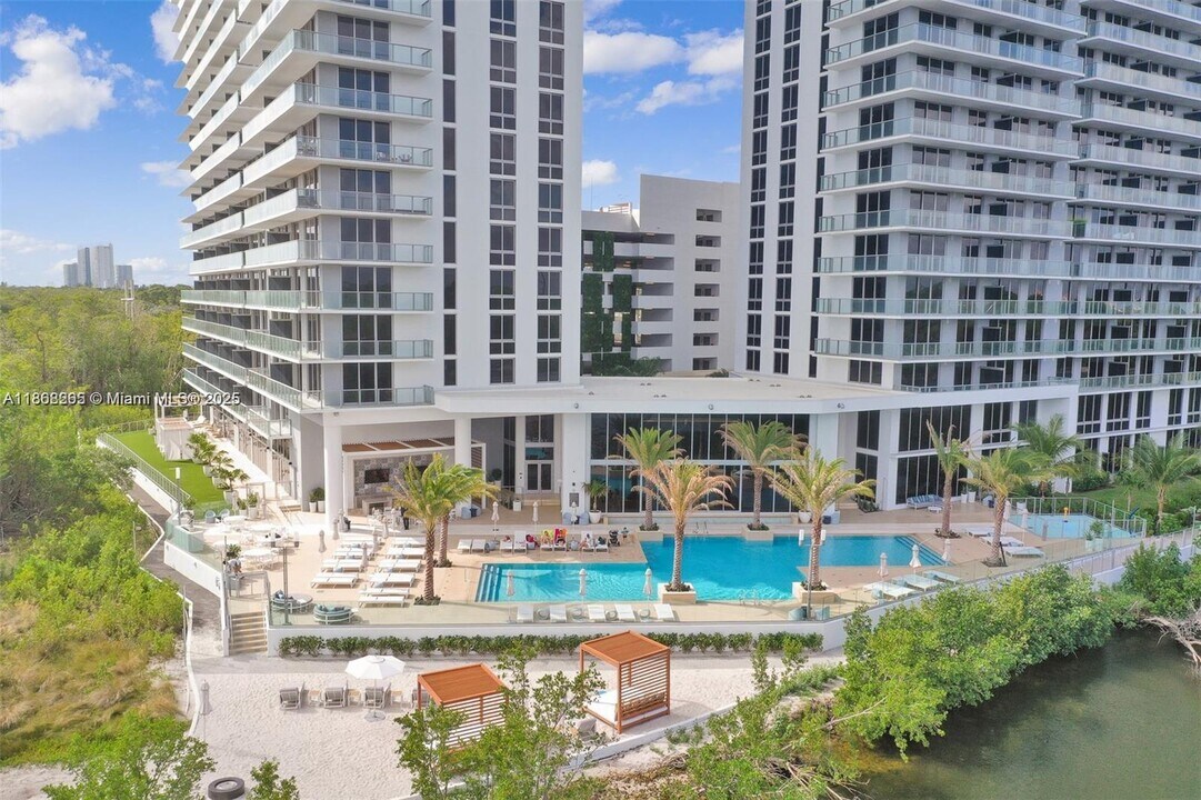 16385 Biscayne Blvd, Unit 2103 in Sunny Isles Beach, FL - Foto de edificio