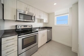 910 West Ave, Unit 1011 in Miami Beach, FL - Building Photo - Building Photo