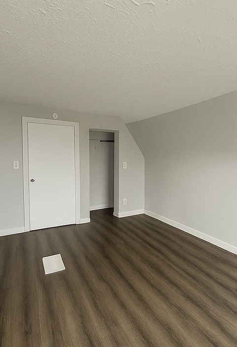 1033 E Oakland Ave, Unit B in Lansing, MI - Foto de edificio - Building Photo