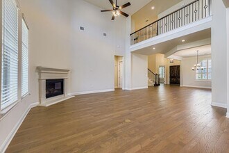 4709 Napoli Shore Dr in Volente, TX - Foto de edificio - Building Photo