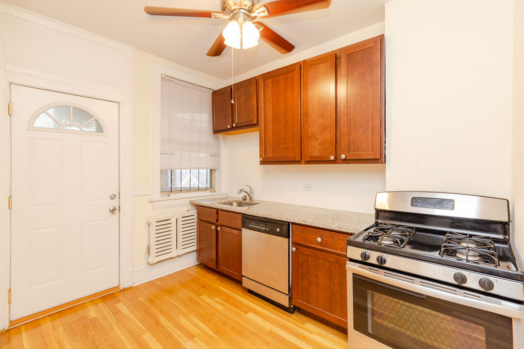 1613 W Berteau Ave, Unit 2 in Chicago, IL - Foto de edificio