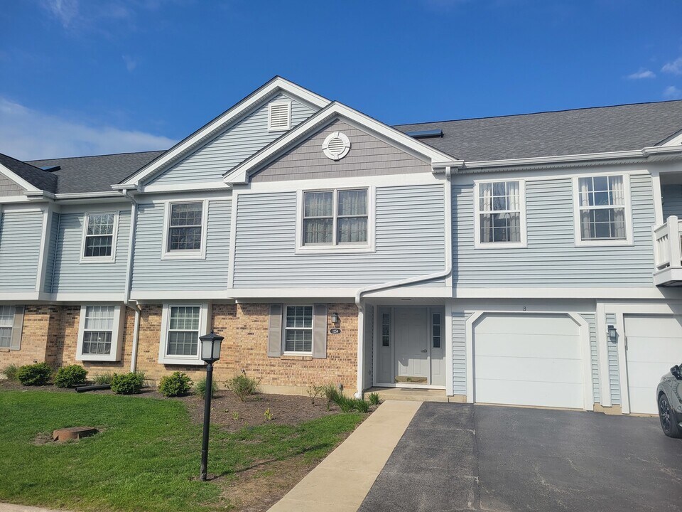 1254 Ballantrae Pl in Mundelein, IL - Building Photo