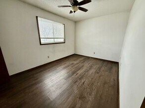 906 Cedar River Dr in Waverly, IA - Foto de edificio - Building Photo