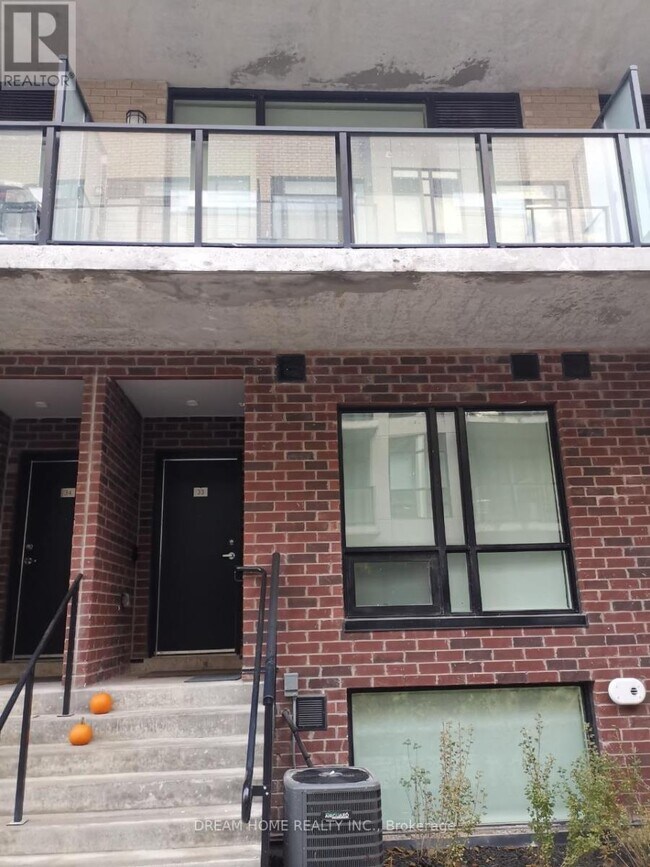 871 Sheppard Ave W in Toronto, ON - Building Photo - Building Photo