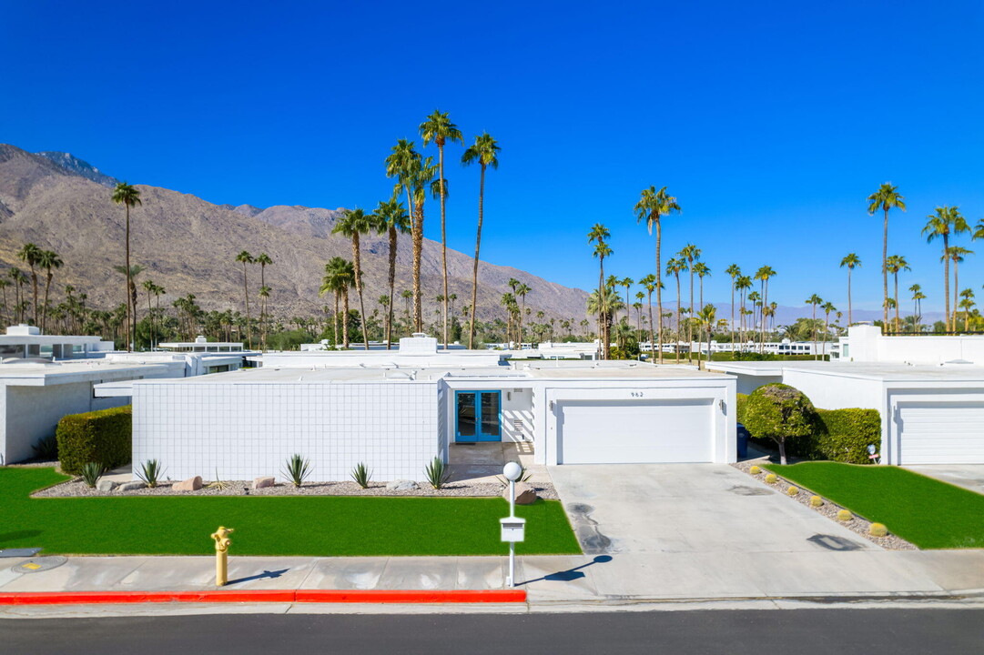 962 E Murray Canyon Dr in Palm Springs, CA - Building Photo