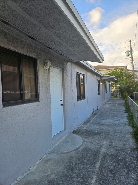2245 Freedom St in Hollywood, FL - Building Photo