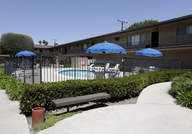 La Granada Apartments in Anaheim, CA - Foto de edificio - Building Photo