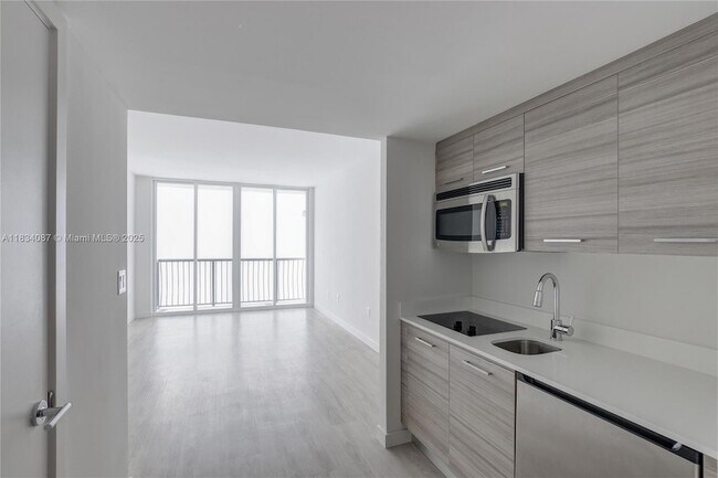 1756 N Bayshore Dr, Unit 10O in Miami, FL - Building Photo - Building Photo