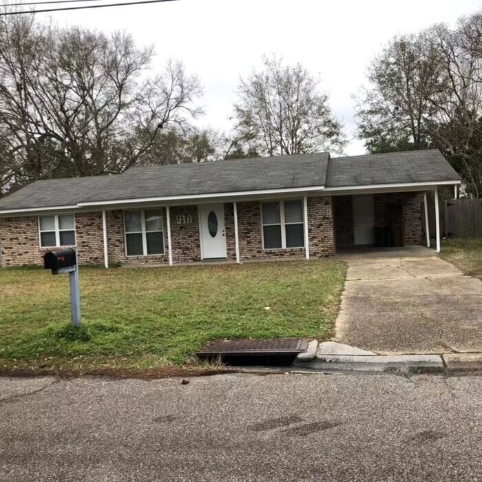 916 Beatrice Dr in Long Beach, MS - Building Photo