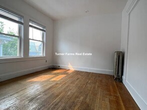 24 Chetwynd Rd, Unit 1 in Somerville, MA - Foto de edificio - Building Photo