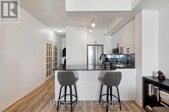 1-2811 Elm Dr W in Mississauga, ON - Building Photo - Building Photo