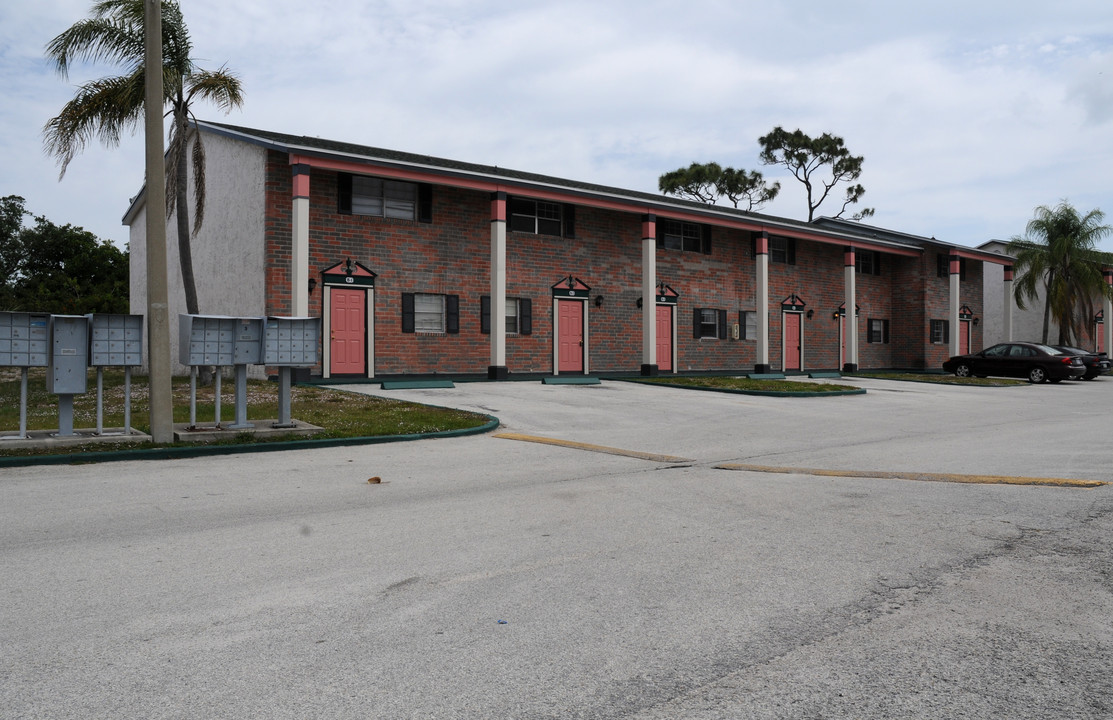 Village Green Condos in Melbourne, FL - Foto de edificio