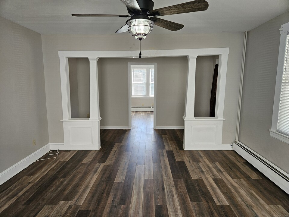 225 Unionville Ave in Plainville, CT - Building Photo