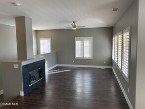 27926 Cherry Blossom Ct in Santa Clarita, CA - Foto de edificio - Building Photo