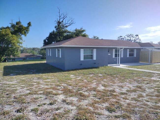 7145 Fireside St in Spring Hill, FL - Foto de edificio - Building Photo
