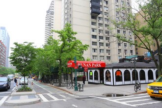 Columbus House in New York, NY - Foto de edificio - Building Photo