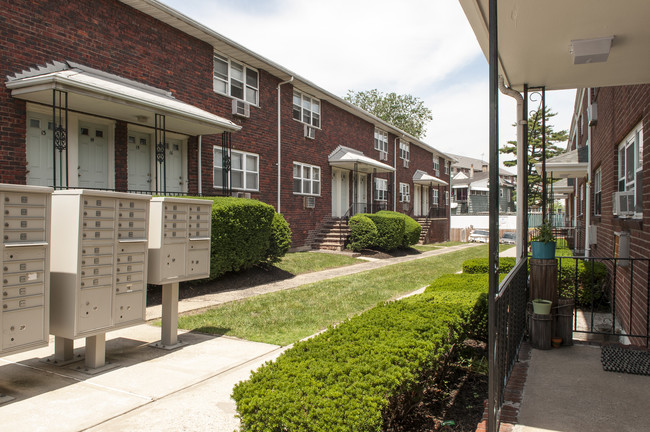 Essex Gardens in Hackensack, NJ - Foto de edificio - Building Photo